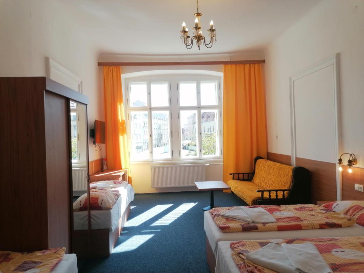 Hotel Morava Зноймо Экстерьер фото