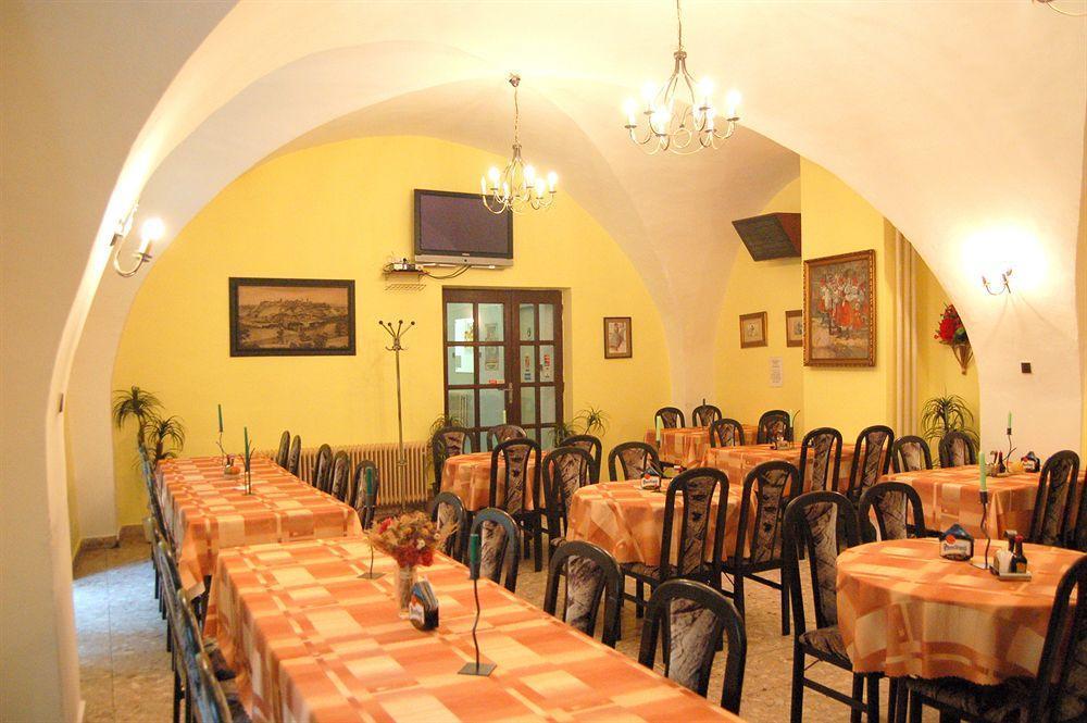 Hotel Morava Зноймо Экстерьер фото