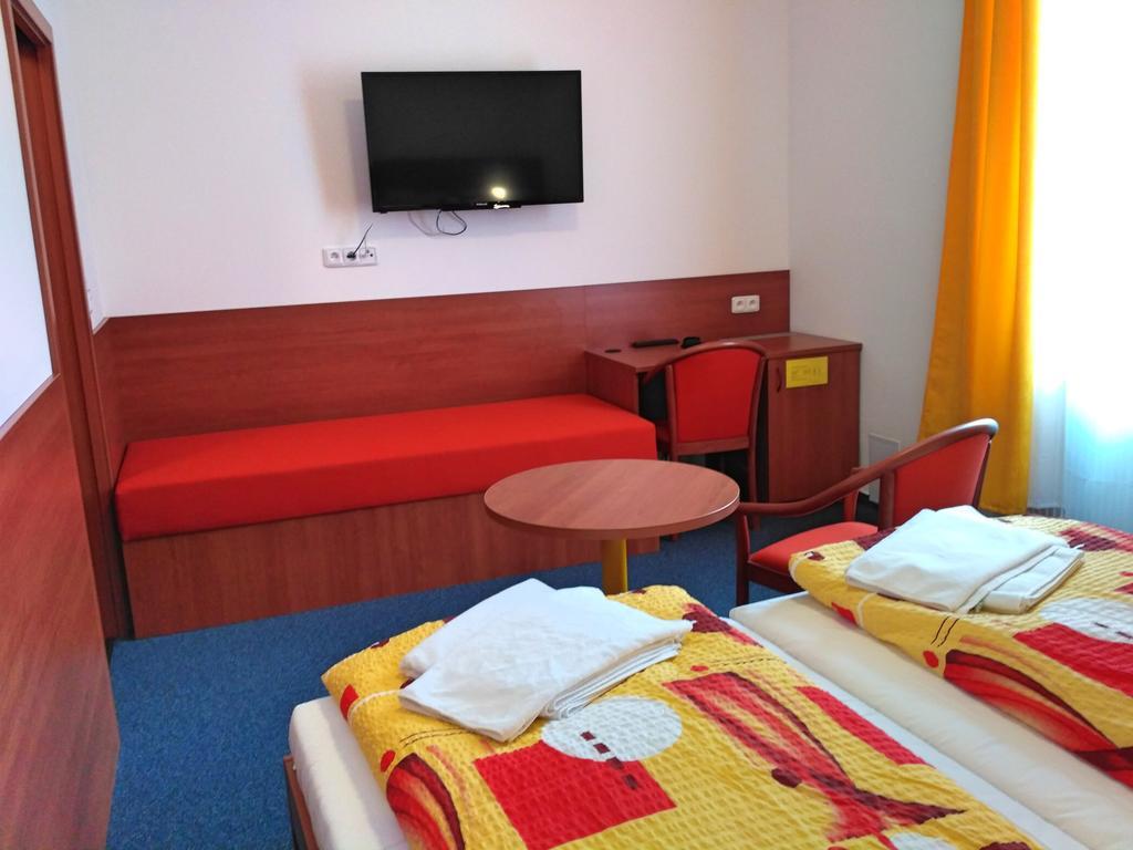 Hotel Morava Зноймо Экстерьер фото