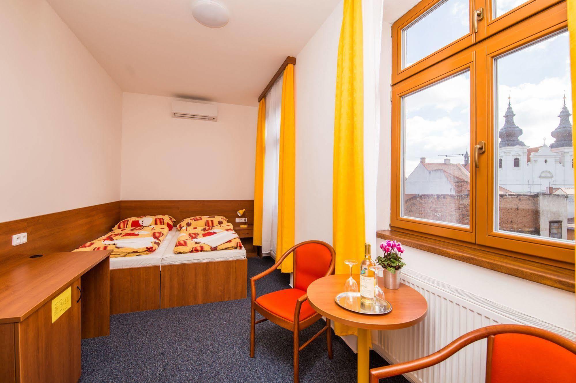 Hotel Morava Зноймо Экстерьер фото