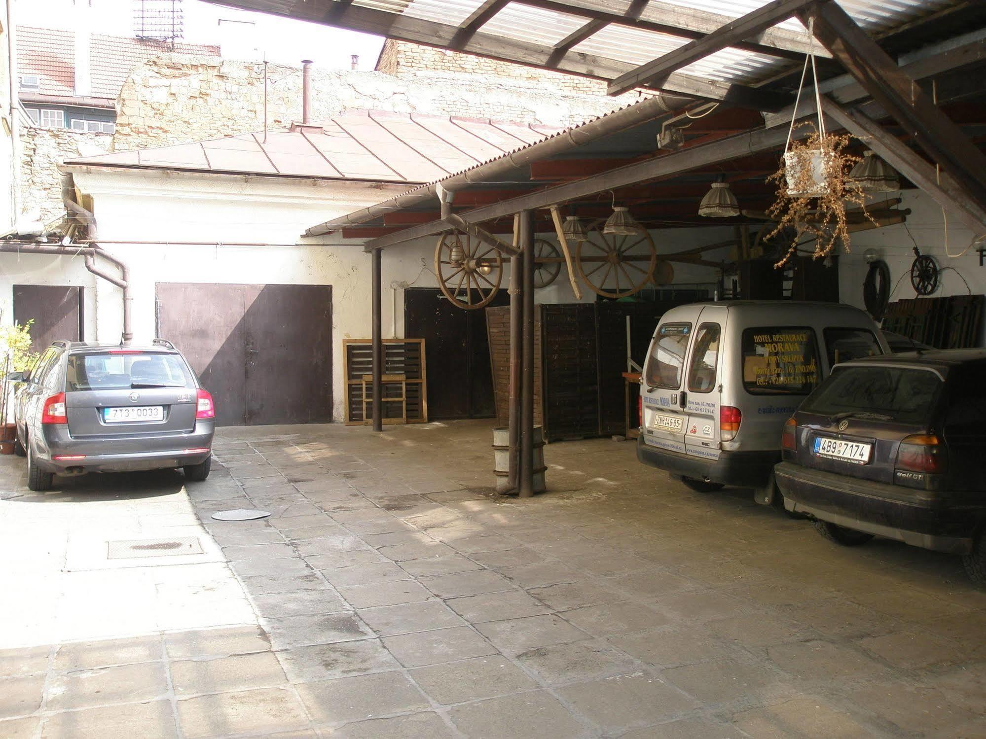 Hotel Morava Зноймо Экстерьер фото