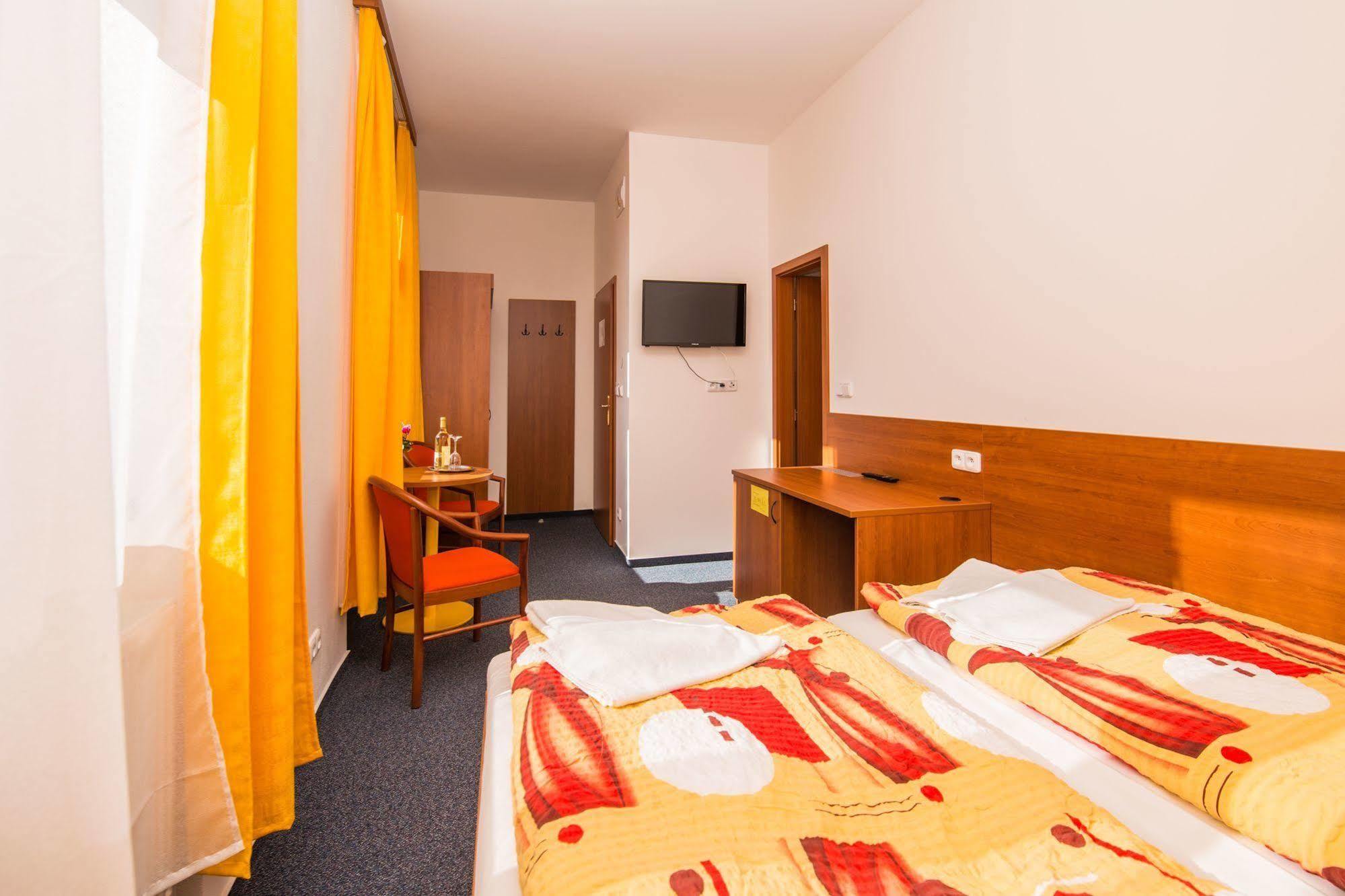 Hotel Morava Зноймо Экстерьер фото