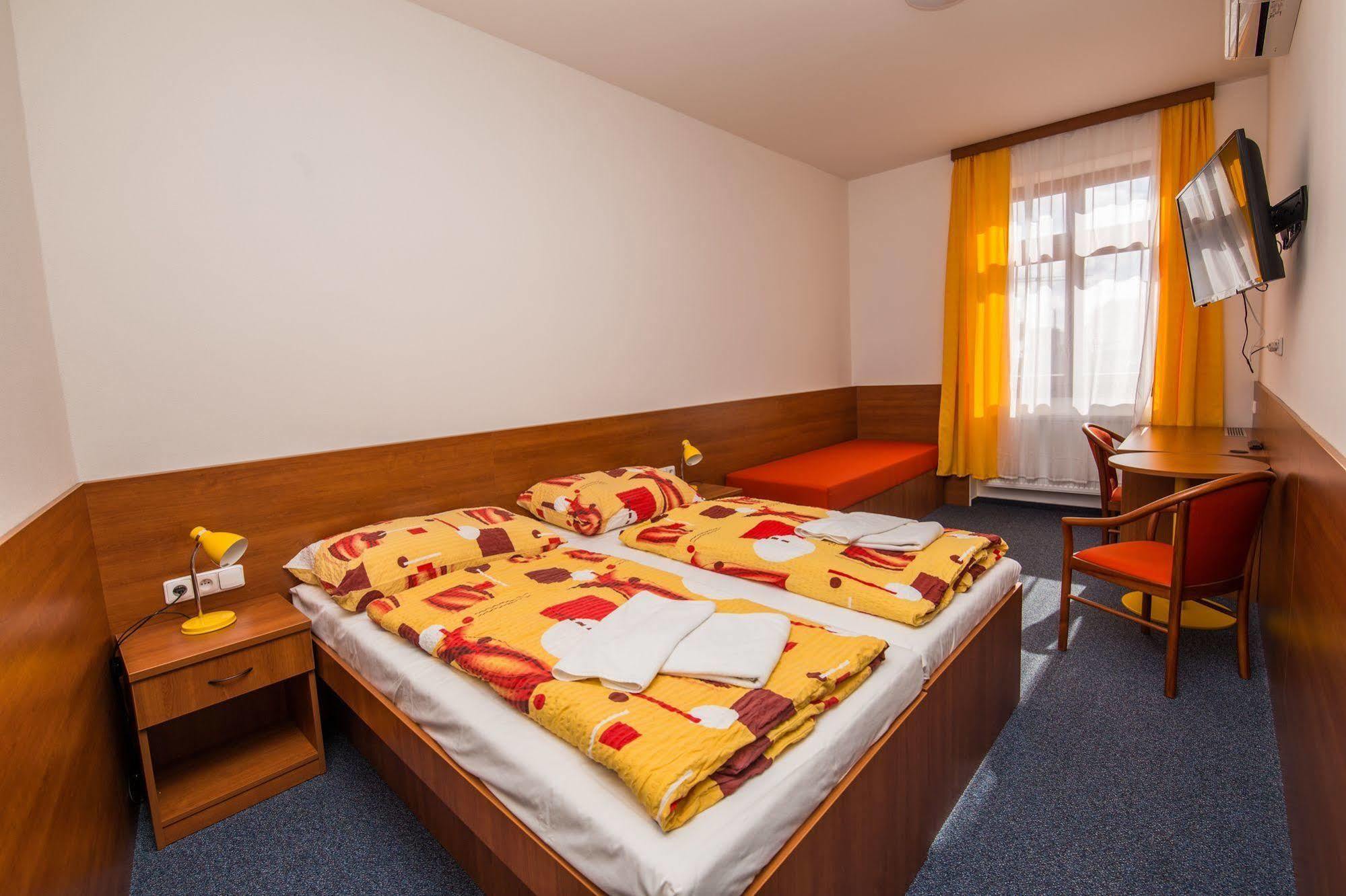 Hotel Morava Зноймо Экстерьер фото