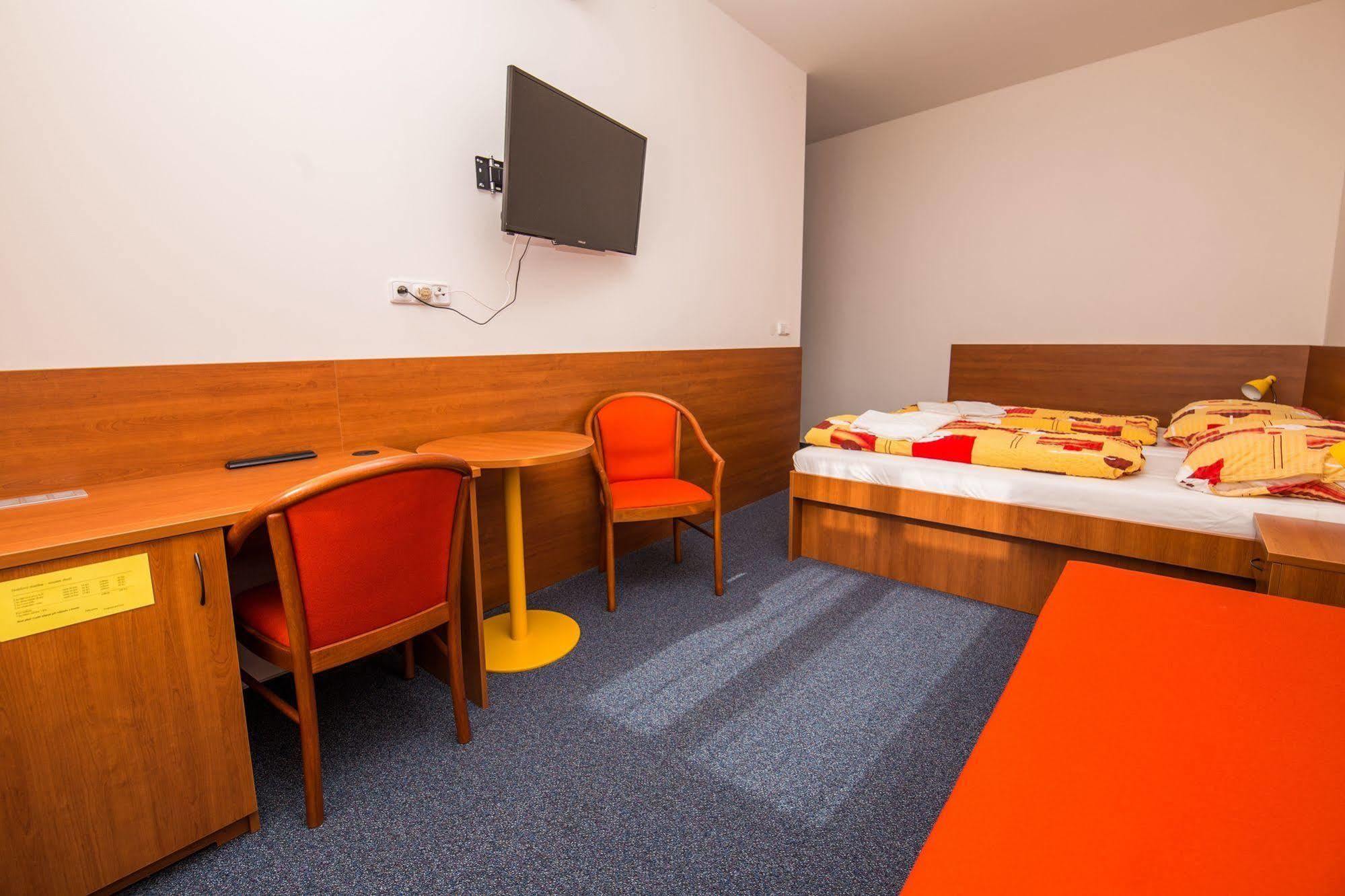 Hotel Morava Зноймо Экстерьер фото