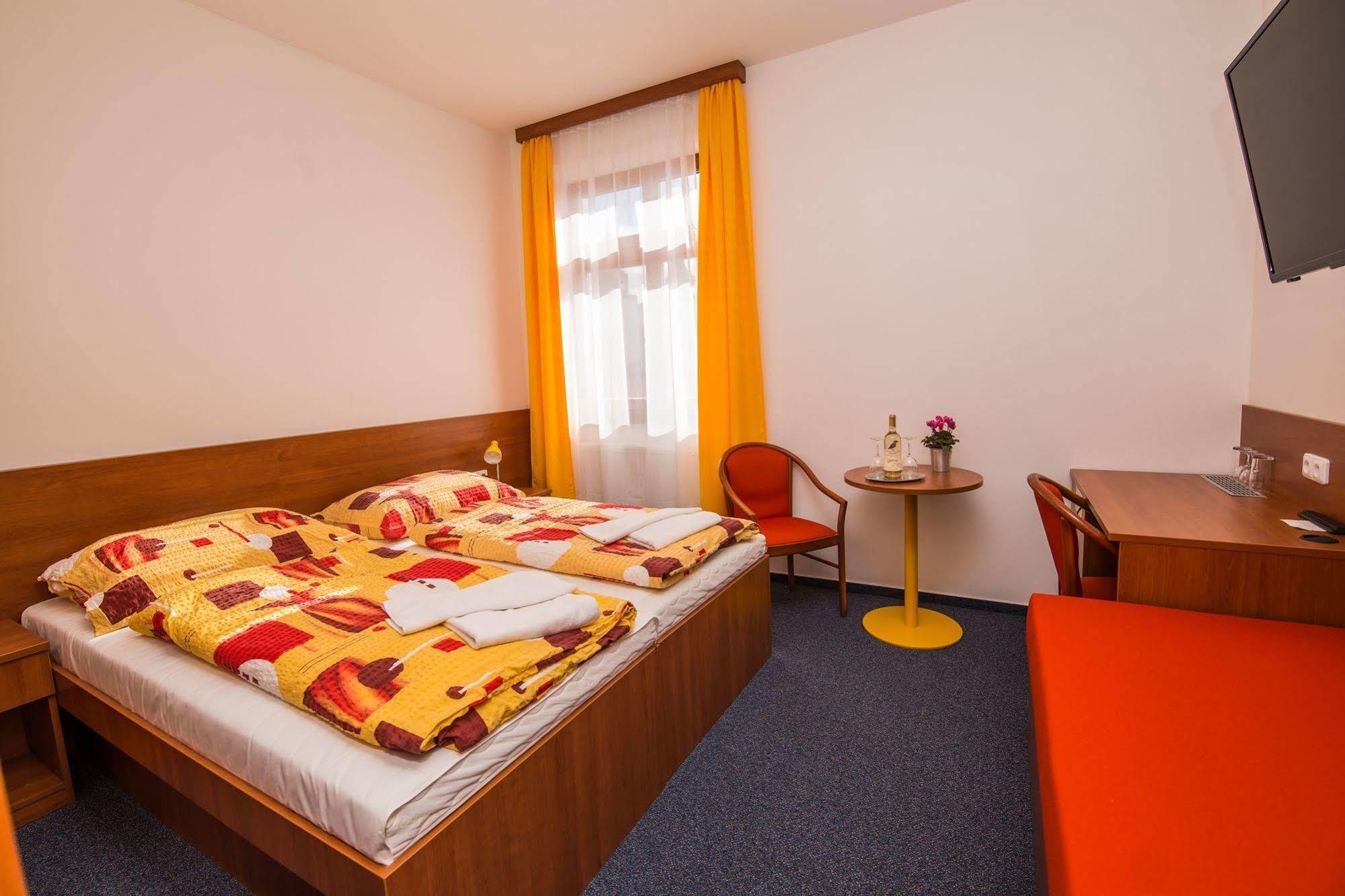 Hotel Morava Зноймо Экстерьер фото
