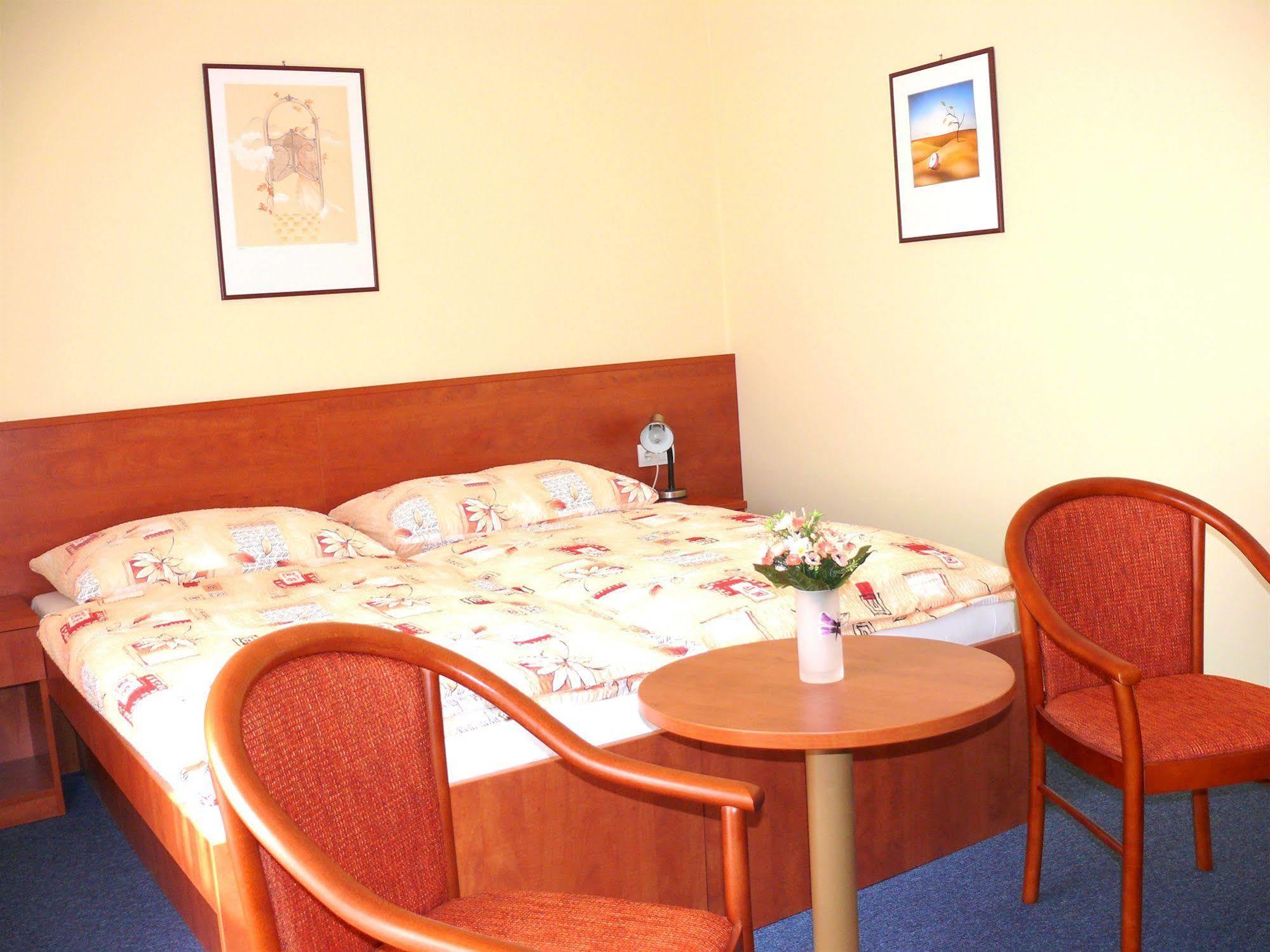 Hotel Morava Зноймо Экстерьер фото