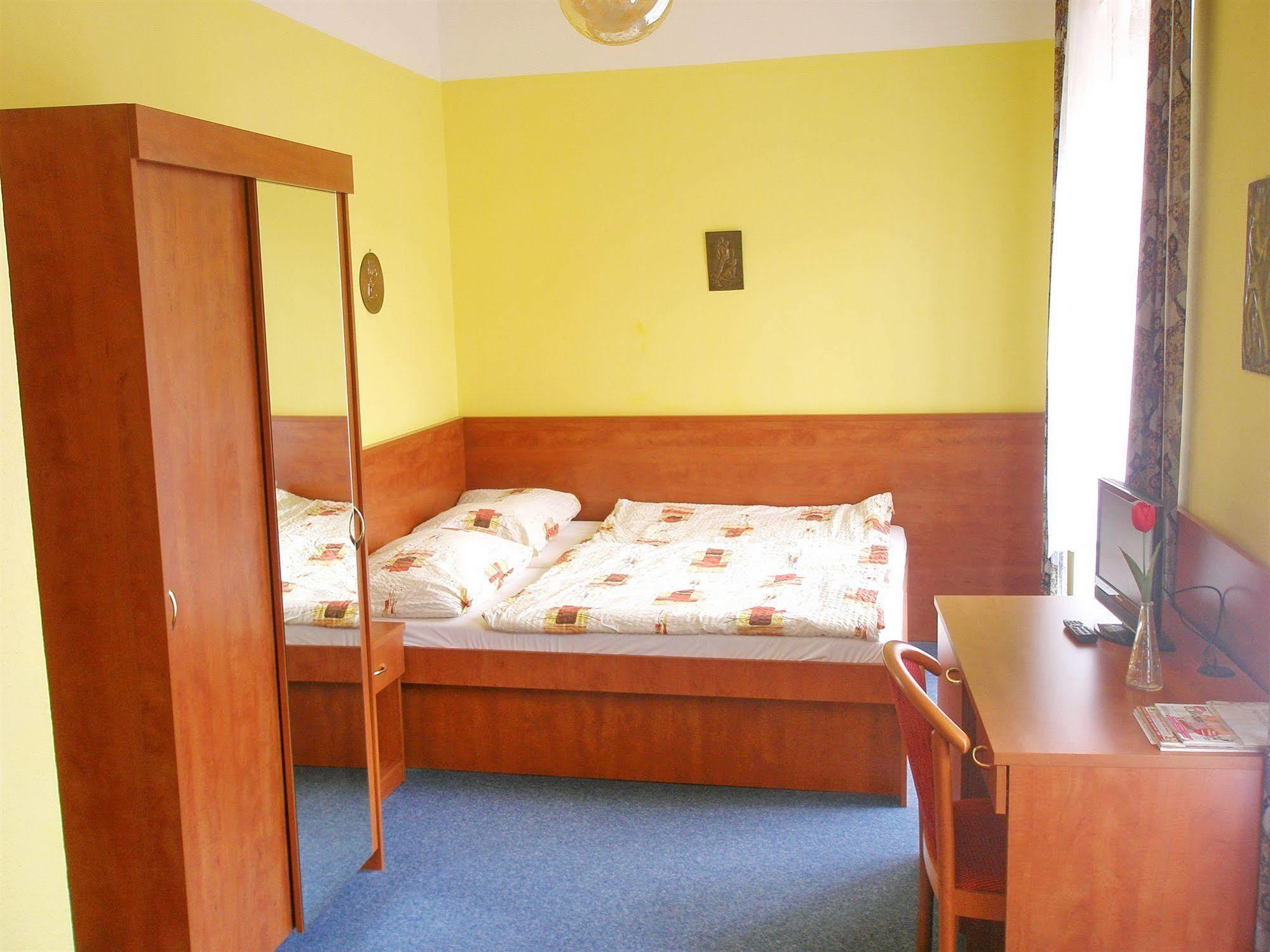 Hotel Morava Зноймо Экстерьер фото