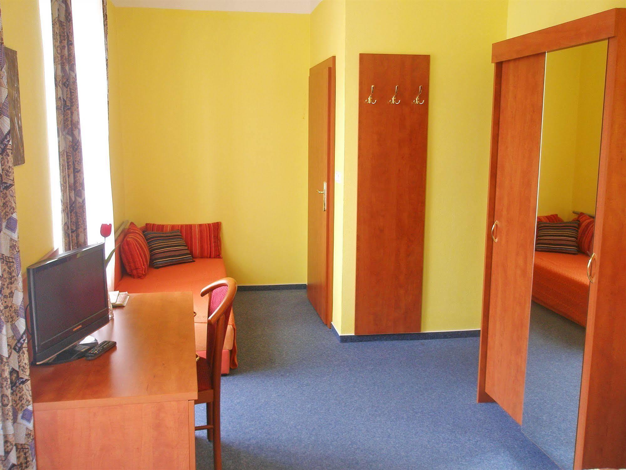 Hotel Morava Зноймо Экстерьер фото